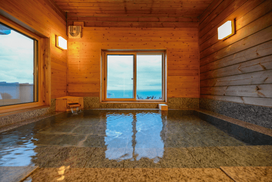 ゆったりと入浴できる大浴場もオーシャンビューの絶景が広がる。
